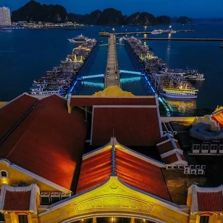 Khách sạn White Crown
