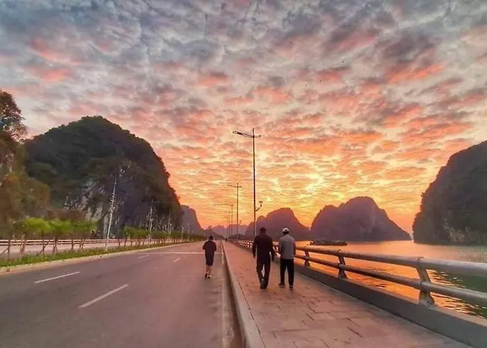 White Crown Hotel Ha Long
