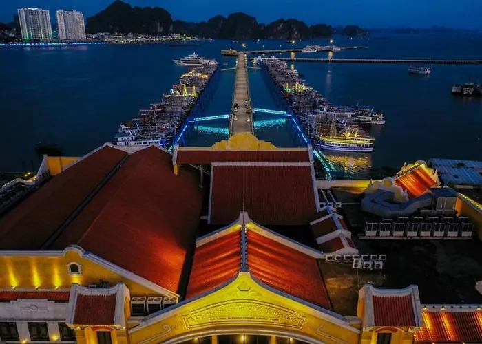 Khách sạn White Crown Hạ Long