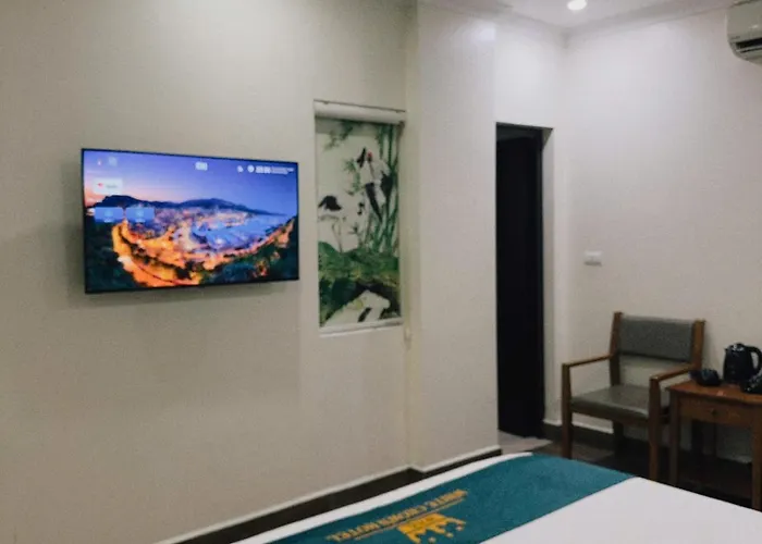 White Crown Ha Long